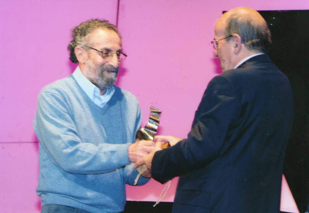 El escritor Mario Delgado Aparain recibe las ALAS de manos del Sr. Alcides Abella