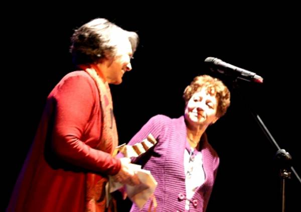 Gloria Demassi recibió su premio ALAS de manos de Silka Freire
