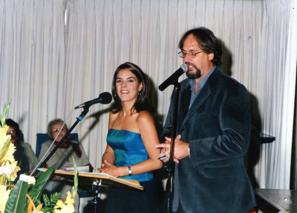 Victoria Rodriguez e Italo Collafranceschi presentadores de Uruguay por la vida y la paz 2001