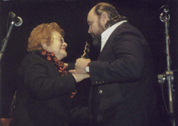 Nancy Bacelo le entrega el premio a Rodolfo Arotxarena