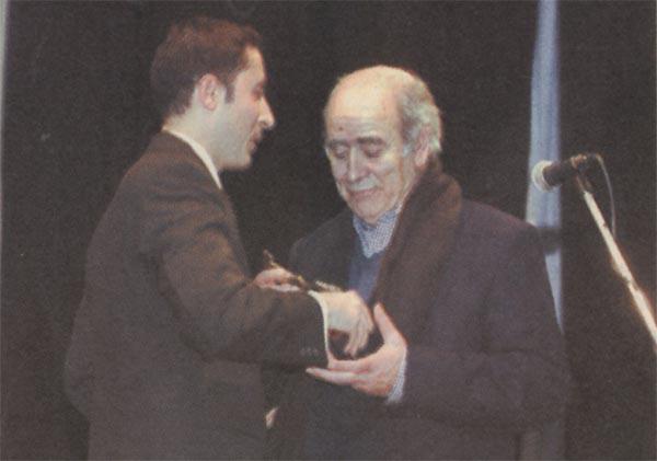 El plastico Hugo Nantes recibe el premio Alas de manos de Alejandro Montesdeoca